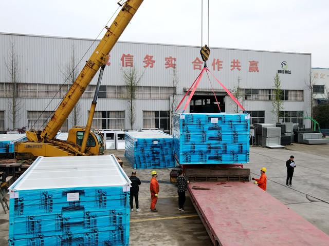 折叠集装箱房装车