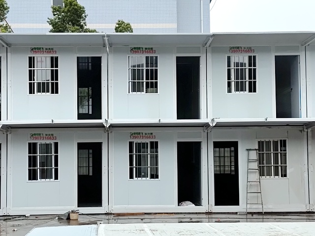 工地住人办公用集装箱房屋可以建三层吗?